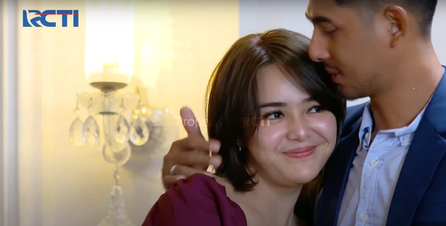 Berkat totalitas akting Amanda dan Arya, keduanya jadi banyak diidolakan oleh penonton setia sinetron Ikatan Cinta. Seperti dalam foto yang satu ini, akting keduanya terlihat sangat natural dan romantis banget kan? Foto: YouTube/RCTI-Layar Drama Indonesia