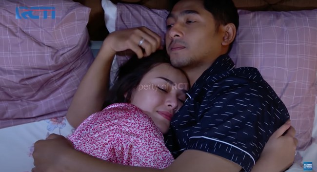 Dalam sinetron Ikatan Cinta Arya Saloka dan Amanda Manopo kerap diminta beradegan romantis. Salah satunya adegan yang satu ini. Berhasil bikin baper bukan? Foto: YouTube/RCTI-Layar Drama Indonesia
