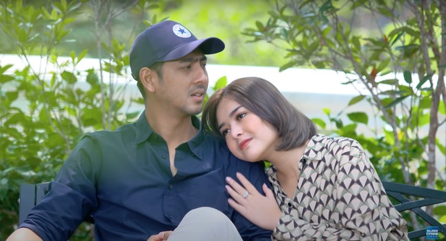 Arya Saloka sendiri diketahui telah memiliki istri bernama Putri Anne dan seorang anak. Adegan mesra antara Amanda Manopo dan Arya Saloka tersebut yang kemudian sering memancing kritikan dan membawa-bawa nama Putri Anne. Foto: YouTube/RCTI-Layar Drama Indonesia