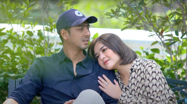 Amanda Manopo semakin dikenal usai membintangi sinetron Ikatan Cinta sebagai Andin. Chemistrynya dengan lawan mainnya, Arya Saloka tampak begitu kuat hingga mampu membuat netizen ikut terbawa suasana. Foto: YouTube/RCTI-Layar Drama Indonesia