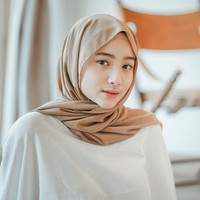 Terakhir ada selebriti TikTok, Ansellma Putri yang membuat warganet kagum karena mantap berhijab. Ia kerap mengunggah foto OOTD berhijab di akun Instagramnya. Foto: Instagram Ansellma Putri.