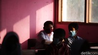 Siswa mengaku senang dengan adanya pembelajaran tatap muka karena selama ini mereka cukup bosan dengan pembelajaran secara daring. 