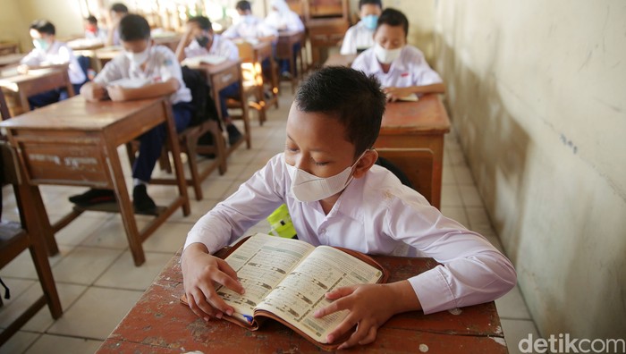 Sekolah tatap muka untuk tingkat SMP di Kota Bekasi dimulai hari ini. Sekolah tatap muka itu dengan protokol kesehatan ketat.