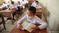 Para siswa tampak serius mengikuti pelajaran di hari pertama sekolah tatap muka.