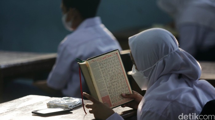 Sekolah tatap muka untuk tingkat SMP di Kota Bekasi dimulai hari ini. Sekolah tatap muka itu dengan protokol kesehatan ketat.