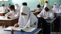 Total siswa yang mengikuti pembajaran tatap muka hari ini sebanyak 186 siswa. Sisanya mengikuti sekolah daring dan besok akan tatap muka.