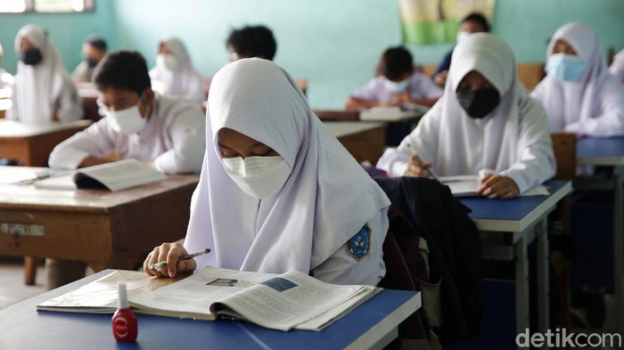 Sekolah tatap muka untuk tingkat SMP di Kota Bekasi dimulai hari ini. Sekolah tatap muka itu dengan protokol kesehatan ketat.