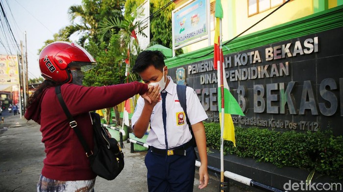 Asyik, SMP di Bekasi Mulai Gelar Sekolah Tatap Muka Lagi Sekolah tatap muka untuk tingkat SMP di Kota Bekasi dimulai hari ini. Sekolah tatap muka itu dengan protokol kesehatan ketat.
