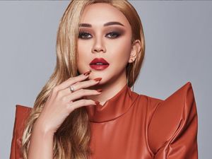 Potret Penampilan Terbaru Aura Kasih dengan Rambut Pirang, Manglingi!
