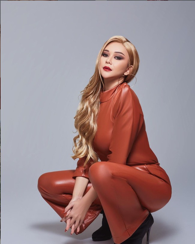 Beberapa waktu lalu Aura Kasih tampak memamerkan penampilan barunya dengan rambut yang berwarna. Dalam pemotretan yang dilakukannya itu, Aura terlihat tampil berani dengan rambut pirang. Foto: Instagram/@aurakasih