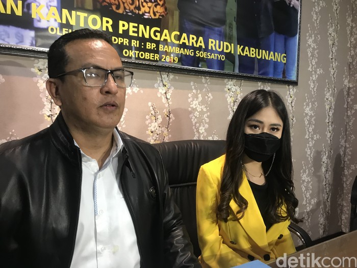 Ayu Thalia Gelar Konferensi Pers Terkait Dugaan Penganiayaan Anak Ahok Ayu Thalia Gelar Konferensi Pers Terkait Dugaan Penganiayaan Anak Ahok