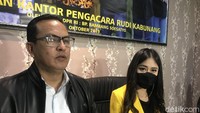 Ayu Thalia bersama kuasa hukumnya saat ditemui di kawasan Kebayoran Baru, Jakarta Selatan pada Rabu (1/9).
