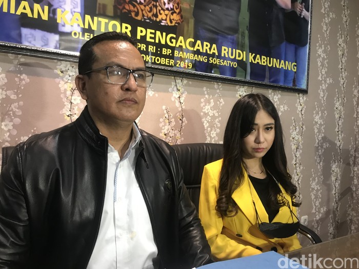 Ayu Thalia Gelar Konferensi Pers Terkait Dugaan Penganiayaan Anak Ahok