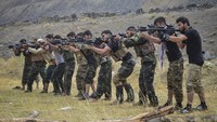 Latihan menembak sasaran juga mereka lakukan jika sewatu-waktu menghadapi pasukan Taliban.