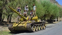 Gerakan perlawanan Afghanistan dan pasukan pemberontakan anti-Taliban memiliki di tank era Soviet saat mereka dikerahkan untuk berpatroli di sepanjang jalan di daerah Astana Bazarak di Provinsi Panjshir. 