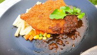 Chicken Schnitzel juga wajib kamu pesan kalau sedang lapar. Daging dada ayam fillet dibalut tepung roti dan digoreng hingga renyah, kemudian disajikan dengan saus blackpepper yang pedas manis dan kentang goreng untuk karbohidratnya. Foto: detikFood/Yenny Mustika Sari