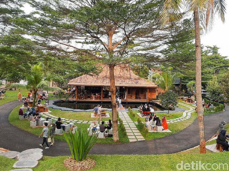 Nongkrong Asyik di Kafe Suasana Puncak Sambil Ngopi dan Ngemil Waffle