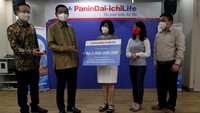 Presiden Direktur PT Panin Dai-ichi Life Fadjar Gunawan  (kedua kiri), didampingi Chief Agency Officer Darwin Gunawan (kiri), President Agency Manager Stephanus Adrianus (kanan)  dan Agency Manager Kantor Pemasaran Visi Impian Pemenang Erlih (kedua kanan), secara simbolis menyerahkan pembayaran klaim tutup usia dengan nilai pertanggungan sebesar Rp2 Miliar kepada ahli waris yang memiliki produk Premier Multilinked Assurance dan Multilinked Assurance Syariah dari Panin Dai-ichi Life di Jakarta, Rabu (1/9). 