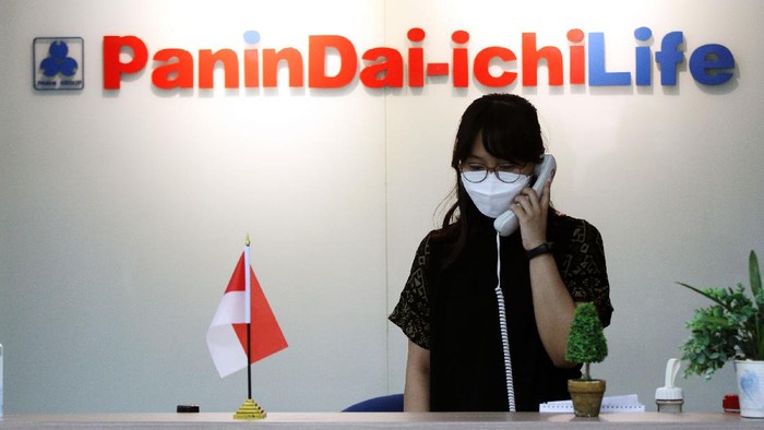 Cair... Nasabah Ini Dapat Rp 2 Miliar dari Panin Dai-ichi Life Panin Dai-ichi Life kembali menyerahkan pembayaran klaim tutup usia dengan nilai pertanggungan sebesar Rp2 Miliar kepada ahli waris yang memiliki produk Premier Multilinked Assurance dan Multilinked Assurance Syariah.