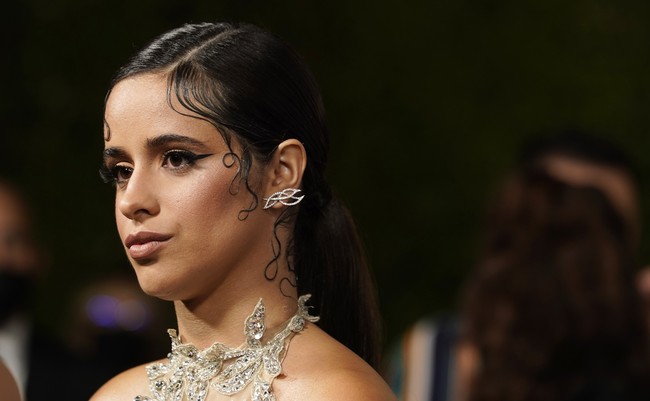 Perempuan 24 tahun itu lalu menyempurnakan gayanya dengan anting berlian berdesain edgy dan sepasang high-knee boots hitam berbahan kulit.  (Foto: Chris Pizzello/Invision/AP/Chris Pizzello)