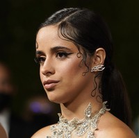 Perempuan 24 tahun itu lalu menyempurnakan gayanya dengan anting berlian berdesain edgy dan sepasang high-knee boots hitam berbahan kulit.  (Foto: Chris Pizzello/Invision/AP/Chris Pizzello)