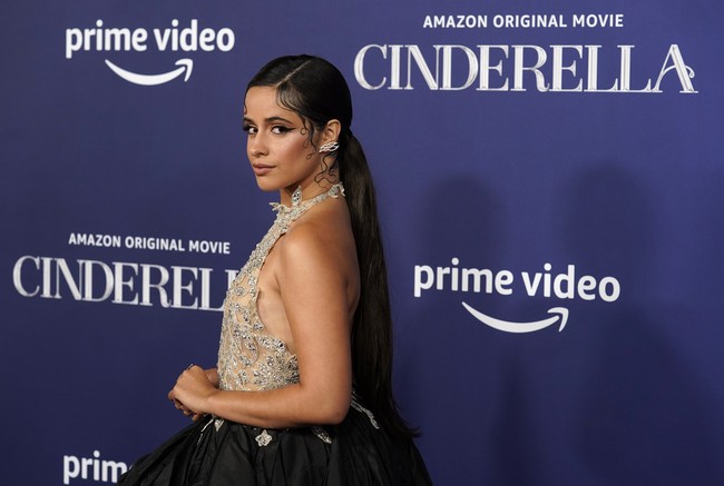 Camila Cabello pun tak mau melewatkan momen spesial tersebut dengan penampilan yang biasa-biasa saja. Sebuah gaun dengan bodice bertaburan kristal dan rok hitam yang menjuntai dramatis menjadi andalannya. (Foto: Chris Pizzello/Invision/AP/Chris Pizzello)