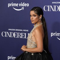 Camila Cabello pun tak mau melewatkan momen spesial tersebut dengan penampilan yang biasa-biasa saja. Sebuah gaun dengan bodice bertaburan kristal dan rok hitam yang menjuntai dramatis menjadi andalannya. (Foto: Chris Pizzello/Invision/AP/Chris Pizzello)
