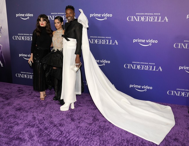 Di panggung, Camila Cabello tampak bersandingan dengan pemeran lainnya seperti Billy Porter dan Idina Menzel. Berbeda dari Cinderella versi live-action produksi Disney, film ini dibuat dalam genre komedi-musikal. Cinderella 2021 juga tak menampilkan sosok ibu peri lagi, melainkan Fabulous God-Mother atau Fab G. Uniknya lagi, karakter ini diperankan oleh seorang pria, yakni Billy Porter. (Foto: Chris Pizzello/Invision/AP/Chris Pizzello)