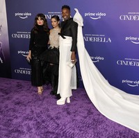 Di panggung, Camila Cabello tampak bersandingan dengan pemeran lainnya seperti Billy Porter dan Idina Menzel. Berbeda dari Cinderella versi live-action produksi Disney, film ini dibuat dalam genre komedi-musikal. Cinderella 2021 juga tak menampilkan sosok ibu peri lagi, melainkan Fabulous God-Mother atau Fab G. Uniknya lagi, karakter ini diperankan oleh seorang pria, yakni Billy Porter. (Foto: Chris Pizzello/Invision/AP/Chris Pizzello)