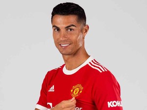 Apa Iya Ratu Elizabeth Borong Jersey MU, Minta Tanda Tangan Ronaldo?