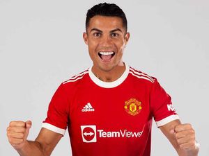 Terungkap! Jersey MU Ronaldo Lebih Laku dari Jersey PSG Messi