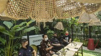 Seiring dengan pelonggaran level PPKM, restoran hingga kafe diperbolehkan melayani dine in atau makan di tempat maksimal 50% kapasitas. Nantinya para pengunjung yang akan makan ditempat diminta menunjukkan bukti vaksinasi.