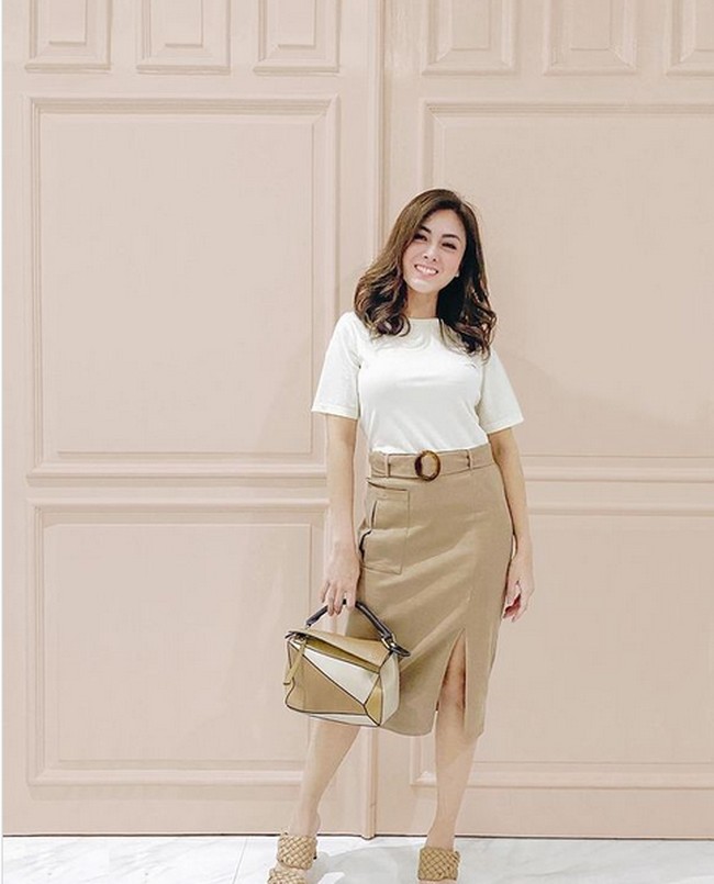 Sejak beberapa bulan terakhir, rumah tangga Dhena Devanka dan Jonathan Frizzy diketahui tengah tidak harmonis. Kini, Dhena melayangkan gugatan cerai untuk Jonathan. Dhena sendiri bukan datang dari kalangan aktris, namun dia cukup populer di Instagram karena memiliki penampilan yang mempesona, dan gaya mewah. Foto: dok. Instagram/@dhenafrizzy