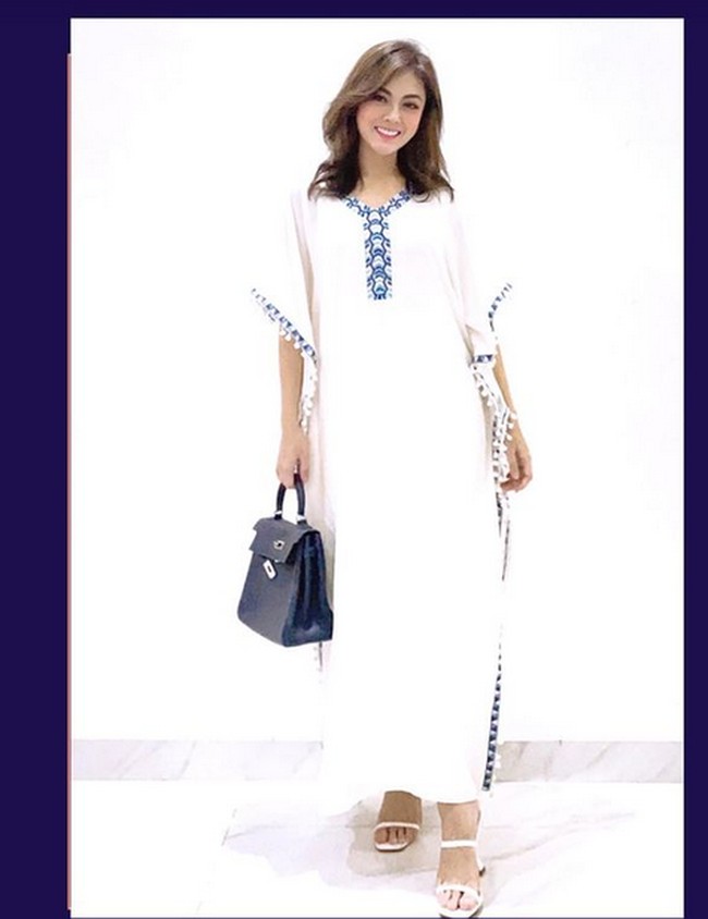 Di momen Ramadhan Mei 2021, Dhena mengenakan kaftan dan menggunakan tas Hermes. Foto: dok. Instagram/@dhenafrizzy