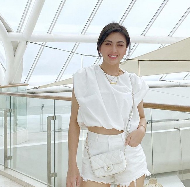 Banyak yang memuji kecantikan dan tubuh seksi Dhena. Walaupun sudah memiliki tiga anak, wanita 37 tahun masih memiliki tubuh yang semampai. Dalam penampilannya yang serba putih ini, Dhena menggunakan tas Chanel. Foto: dok. Instagram/@dhenafrizzy