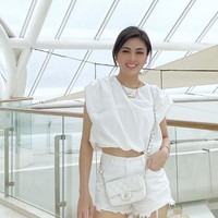 Banyak yang memuji kecantikan dan tubuh seksi Dhena. Walaupun sudah memiliki tiga anak, wanita 37 tahun masih memiliki tubuh yang semampai. Dalam penampilannya yang serba putih ini, Dhena menggunakan tas Chanel. Foto: dok. Instagram/@dhenafrizzy