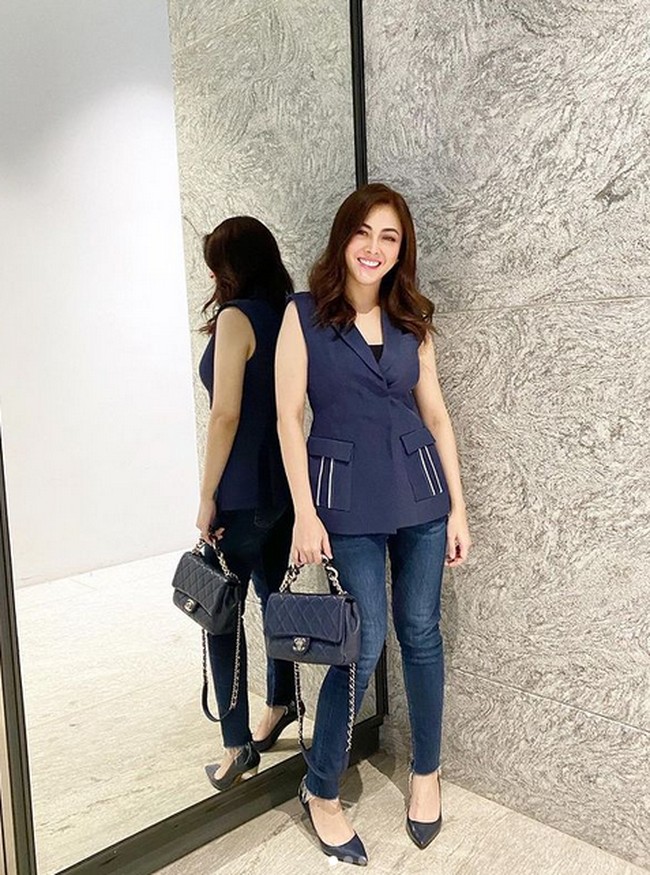 Menggunakan vest berpotongan blazer, Dhena melengkapi penampilannya dengan tas Chanel. Tampaknya, Dhena pengoleksi brand tas asal Paris. Foto: dok. Instagram/@dhenafrizzy