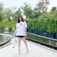 Hanya mengenakan kaos putih dan celana pendek, Dhena tetap terlihat elegan sambil menenteng tas Louis Vuitton. Foto: dok. Instagram/@dhenafrizzy