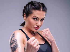 Petarung MMA Wanita Ini Jadi Viral Setelah Menodong Dildo ke Wajah Lawannya