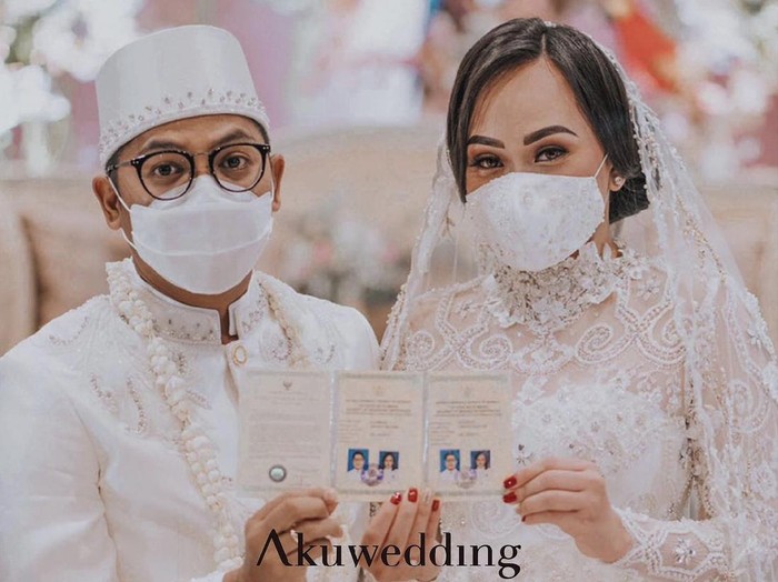 Foto pasangan yang menikah saat PPKM. Foto: Dok. Instagram @akuwedding. Foto pasangan yang menikah saat PPKM. Foto: Dok. Instagram @akuwedding.