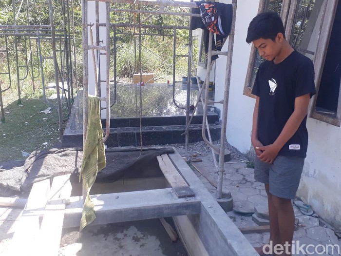 Buaya sepanjang 2 meter membuat geger warga di Desa Selogabus, Kecamatan Parengan, Tuban. Buaya itu merupakan piaraan warga.