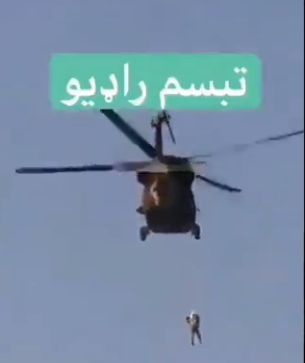 Helikopter Black Hawk Mengudara di Afghanistan dengan Pria Tergantung di Bawahnya (tangkapan Layar twitter @Liz_Wheeler)