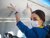 Ini Alasan Pramugari Tak Mau Bantu Angkat Koper Penumpang ke Kabin