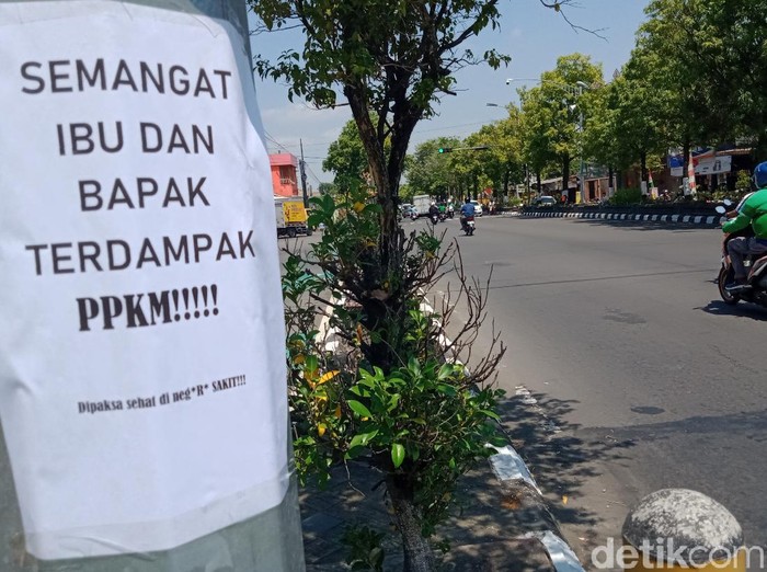 Puluhan selebaran bernada satire berkait PPKM kembali muncul di pusat Kota Klaten, Jawa Tengah. Salah satunya menyebut mantan Mensos, Juliari Batubara.