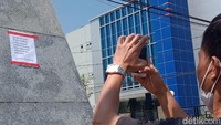 Warga di simpang empat Sangkal Putung, Muji juga mengaku tidak tahu terkait pemasangan selebaran tersebut. Saat dirinya datang ke lokasi hari ini, selebaran-selebaran itu sudah tertempel di beberapa titik.