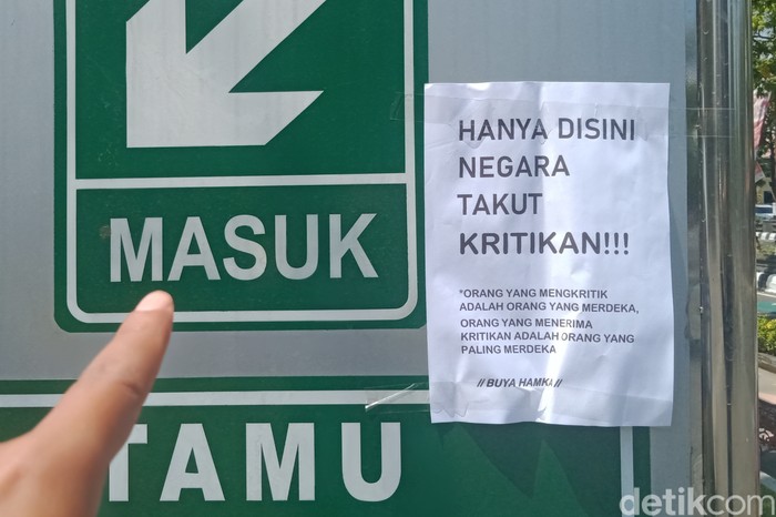 Puluhan selebaran bernada satire berkait PPKM kembali muncul di pusat Kota Klaten, Jawa Tengah. Salah satunya menyebut mantan Mensos, Juliari Batubara.