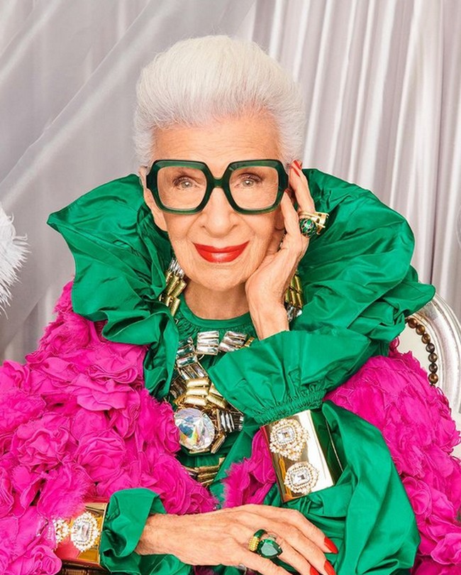 Iris Apfel berulang tahun ke-102 pada 29 Agustus 2023. Ia menandai hari spesial tersebut dengan sebuah unggahan yang memperlihatkan dirinya dalam balutan busana serba pink sambil memegang balon berbentuk angka 102. “Siapa yang menyangka,” tulis perempuan yang identik dengan kacamata besar berbentuk bulat itu.  Foto: dok. Instagram/@iris.apfel