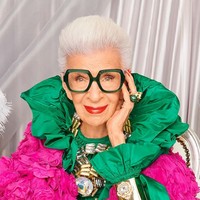 Iris Apfel berulang tahun ke-102 pada 29 Agustus 2023. Ia menandai hari spesial tersebut dengan sebuah unggahan yang memperlihatkan dirinya dalam balutan busana serba pink sambil memegang balon berbentuk angka 102. “Siapa yang menyangka,” tulis perempuan yang identik dengan kacamata besar berbentuk bulat itu.  Foto: dok. Instagram/@iris.apfel