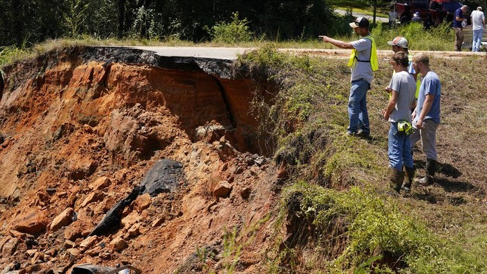 Jalan di Mississippi Putus Akibat Longsor Badai Ida membuat jalan raya di Mississippi, Amerika Serikat (AS), longsor. Jalan raya pun terputus dan tidak dapat dilalui.