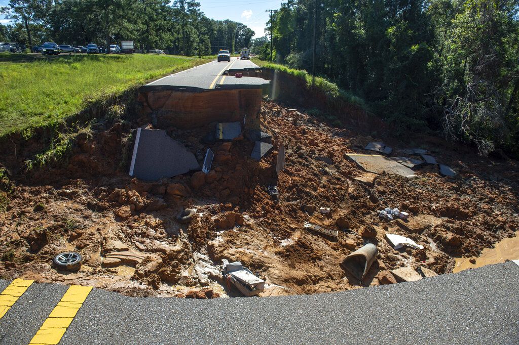 Ida Hurricane Mississippi, Estados Unidos (EE. UU.), Hizo la carretera en la avalancha.  El camino está roto e intransitable.